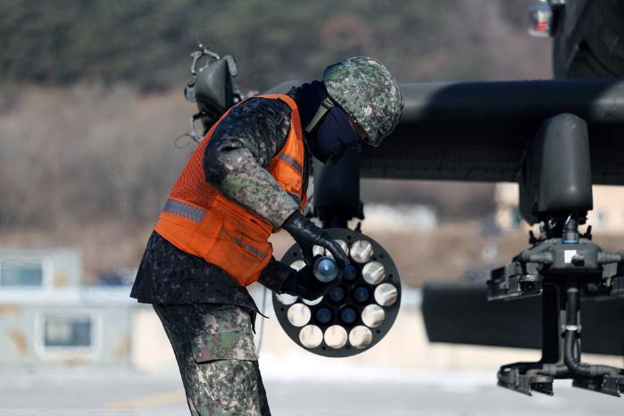 헬기 무장사들이 30㎜ 연습탄 장전을 준비하고 있다. 2.75인치 로켓탄을 장전하는 헬기 무장사(위 사진부터).