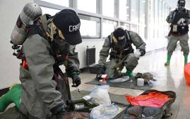 2026년 합동 화학테러 대응훈련에서 해군1함대 화지대 화생방신속대응팀 장병들이 작용제가 발견된 원점에 도착해 1차 시료 수집을 하고 있다. 부대 제공