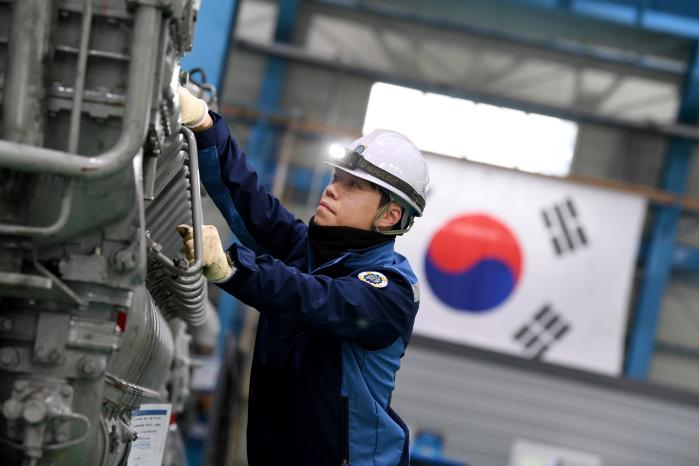 경남 창원시 진해 해군기지 내 해군군수사령부 예하 정비창 추진체계공장 고속직장에서 군무주무관들이 함정 엔진 정비를 하고 있다.