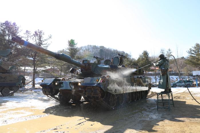 육군수도기계화보병사단이 3일 경기 가평군 일대에서 전개한 대량 사상자 관리 훈련 중 장병들이 K1A2 전차를 제독하고 있다. 사진 제공=임현정 중사