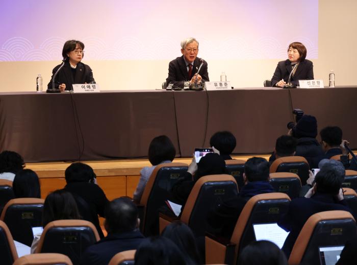 3일 서울 용산구 국립중앙박물관 교육관 소강당에서 열린 신년 기자간담회에서 주요 관계자들이 2026년도 주요 업무계획을 설명하고 있다. 왼쪽부터 이애령 학예연구실장, 유홍준 관장, 신은향 교육문화교류실장. 김태형 기자