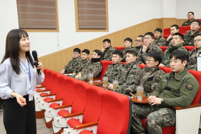 육군인사사령부가 개최한 찾아가는 창업멘토링에서 육군3군단 예하 항공단 장병들이 강의를 경청하고 있다. 부대 제공