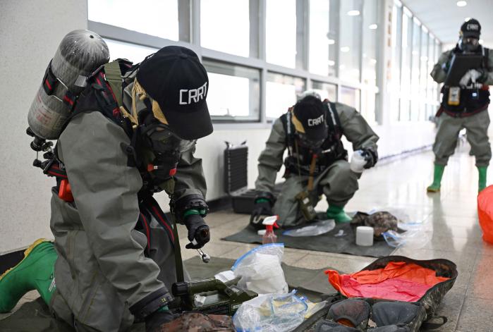 2026년 합동 화학테러 대응훈련에서 해군1함대 화지대 화생방신속대응팀 장병들이 작용제가 발견된 원점에 도착해 1차 시료 수집을 하고 있다. 부대 제공