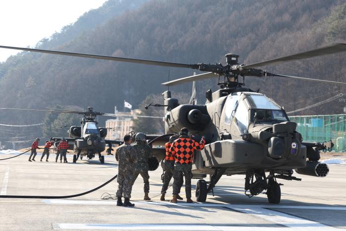 시누크 헬기에서 아파치 헬기로 연료가 전달되고 있다. 아파치 헬기에 연료를 보급하는 기체유압정비부사관들(위 사진부터).