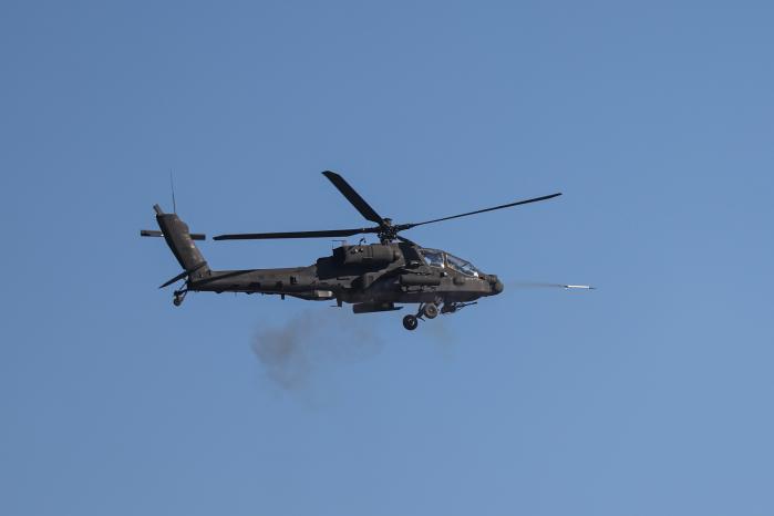 떴다! 공중 킬러… 육군항공사령부 소속 AH-64E 아파치 헬기가 3일 경기 양평군 비승사격장에서 이뤄진 공중사격훈련 중 표적을 향해 2.75인치 로켓 사격을 하고 있다. 김병문 기자