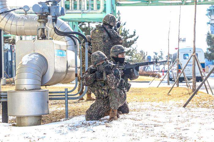 육군51보병사단 승리대대 장병들이 2일 경기 안산시 소재 국가중요시설에서 열린 통합방위훈련 중 경계를 하고 있다. 부대 제공