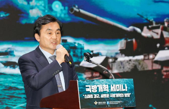 안규백 국방부 장관이 4일 서울 용산구 전쟁기념관에서 열린 국방개혁 세미나에서 축사를 하고 있다. 한재호 기자