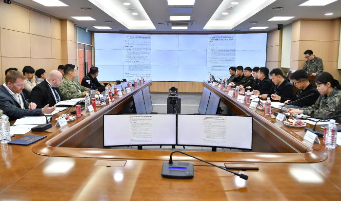한미 군수 관계관들이 4일 해군군수사령부 회의실에서 양국 해군 간 군수 지원 체계 고도화 방안을 논의하고 있다. 사진 제공=최혜진 하사