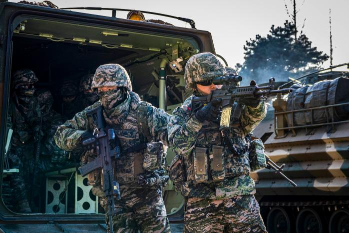 해병대2사단 장병들이 전반기 대대급 야외전술훈련에서 KAAV 승·하차 훈련을 하고 있다. 부대 제공