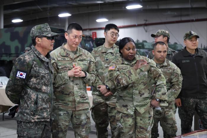 육군동원전력사령부와 66보병사단 주요 직위자들이 4일 경북 칠곡군 캠프 캐럴 내 사전배치물자(APS-4) 저장시설을 방문해 미군 관계자들로부터 설명을 듣고 있다. 사진 제공=403rd AFSB, U.S.Army