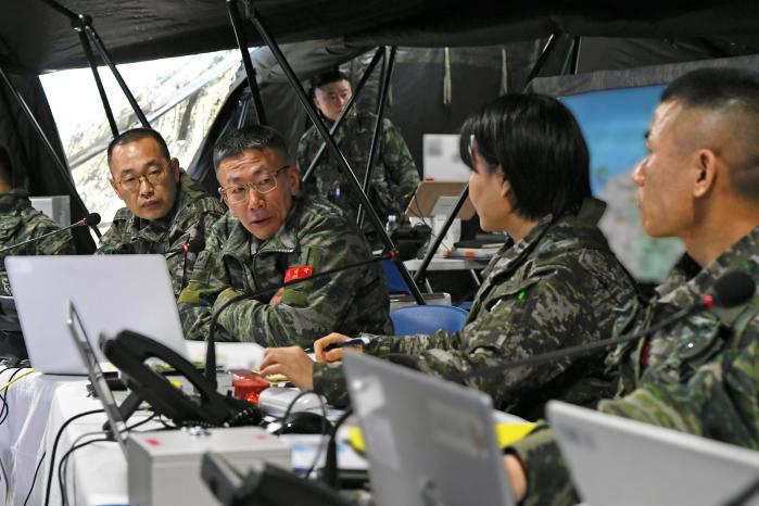 해병대9여단 전투지휘훈련에 참여한 좌태국(왼쪽 둘째) 여단장이 지휘소에서 참모들과 전술토의를 하고 있다. 부대 제공