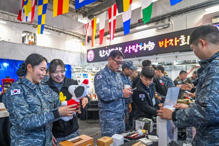 해군교육사령부 한산도함 승조원들이 4일 지역 학생들에게 전달할 장학금 마련을 위해 열린 사랑 나눔 바자회에 참여하고 있다. 사진 제공=강병천 상사