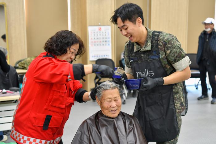 공군16전투비행단 장병이 부대 인근 지역 주민들을 대상으로 이발·염색 봉사활동을 하고 있다. 사진 제공=조민준 중위(진)