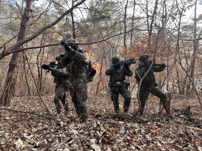 육군50보병사단 장병들이 국지도발 상황을 가정한 탐색·격멸작전 중 수색정찰을 하고 있다. 부대 제공