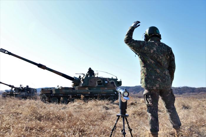 육군11기동사단 용포여단 장병이 혹한기 훈련의 하나로 열린 포술경연대회에서 자주포 수동방렬을 하고 있다. 사진 제공=오래훈 대위