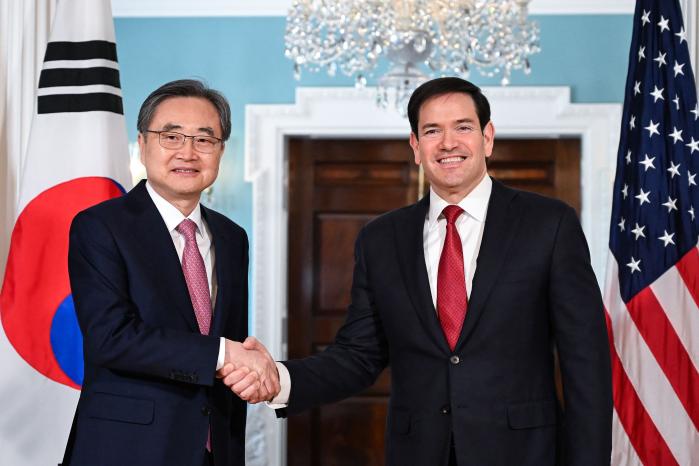 조현(왼쪽) 외교부 장관이 3일(현지시간) 미국 워싱턴DC 국무부 청사에서 마코 루비오 국무장관과 회담하기에 앞서 악수하고 있다. AFP·연합뉴스