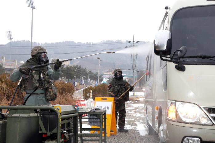 육군2군단 12화생방대대 장병들이 4일 합동 화생방 제독 훈련에서 차량 제독을 하고 있다. 사진 제공=장호연 군무주무관