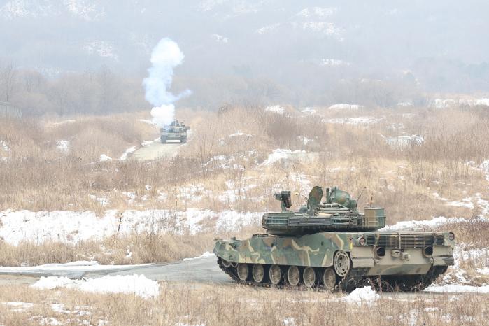 육군수도기계화보병사단 K1A2 전차가 소부대 전투기술 경연대회 중 마일즈 장비를 이용한 자율교전을 하고 있다. 사진 제공=강현아 군무주무관