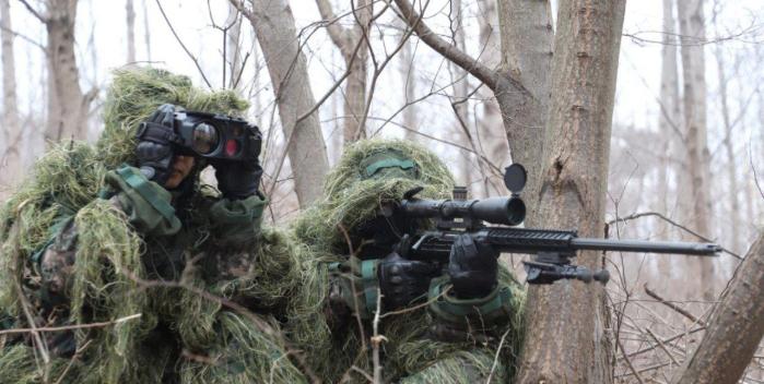 육군17보병사단 수색대대 저격수와 관측수가 4일 혹한기 전술훈련 중 적의 움직임을 살피고 있다. 사진 제공=이성혁 대위