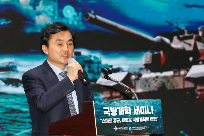 안규백 국방부 장관이 4일 서울 용산구 전쟁기념관에서 열린 국방개혁 세미나에서 축사를 하고 있다. 한재호 기자