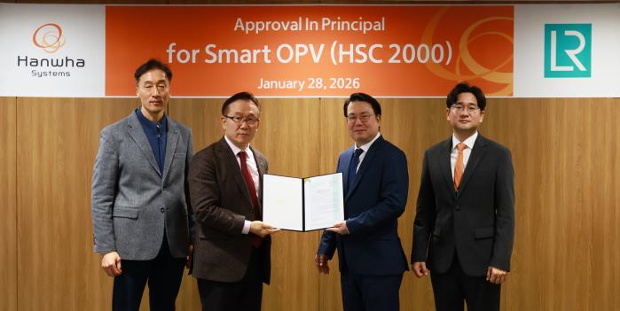 한화시스템 관계자들이 영국 로이드선급으로부터 ‘스마트 다목적 전투함’ 대상 개념설계 인증(AIP)을 획득한 뒤 인증서를 들어보이고 있다. 한화시스템 제공