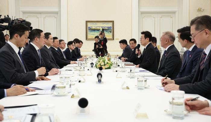 이재명 대통령이 4일 청와대에서 열린 ‘청년 일자리와 지방투자 확대를 위한 기업간담회’에서 발언하고 있다. 연합뉴스