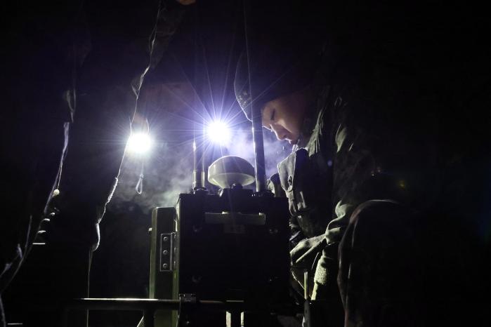 장병들이 여명을 뚫고 사격 준비를 하고 있다.