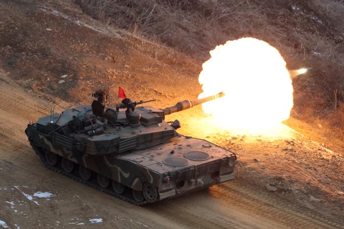 육군2기갑여단 K1A2 전차가 혹한기 전술훈련의 하나로 4일 경기 파주시 무건리훈련장에서 실시한 사격훈련에서 표적을 향해 주포를 발사하고 있다.
