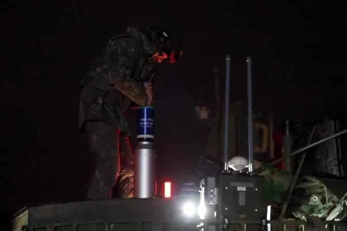 전달받은 포탄을 전차 안으로 옮기는 승무원.