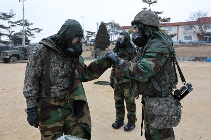 적의 화생방 공격 시 대응 절차를 숙달 중인 장병들.