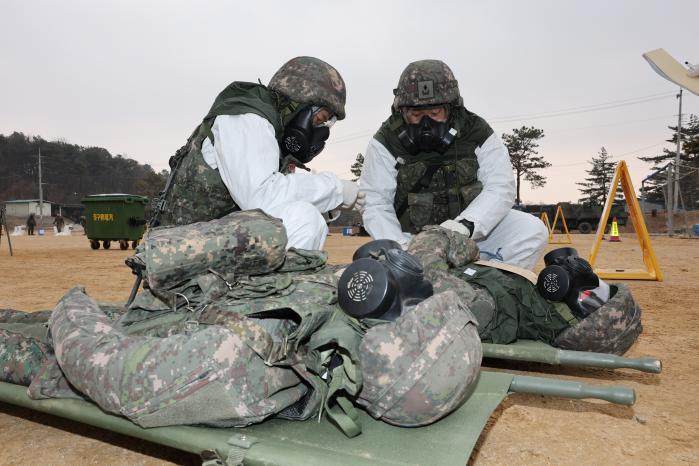 인체제독을 하고 있는 장병들.