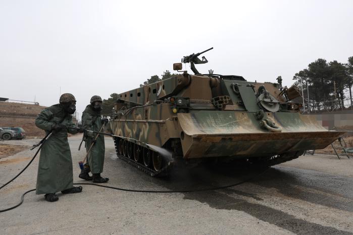 여단 장병들이 대량사상자 관리·전투력 복원 훈련에서 화생방 오염 상황을 가정한 장비 제독을 하고 있다.