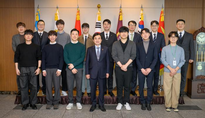 안규백(앞줄 가운데) 국방부 장관이 4일 서울 용산구 국방컨벤션에서 열린 간담회에서 국방창업경진대회 출신 청년 창업인들과 기념촬영을 하고 있다. 국방부 제공