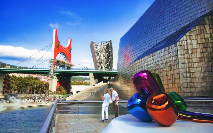 티타늄 외장재가 돋보이는 현대건축의 명소 빌바오 구겐하임미술관.