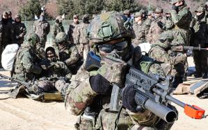 육군15보병사단 장병들이 혹한기 훈련을 앞두고 동계 전투부상자처치 시범식 교육에 참여하고 있다. 부대 제공