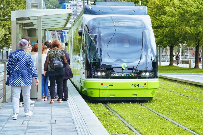 빌바오 도시재생의 상징인 트램이 잔디밭을 달리고 있다.