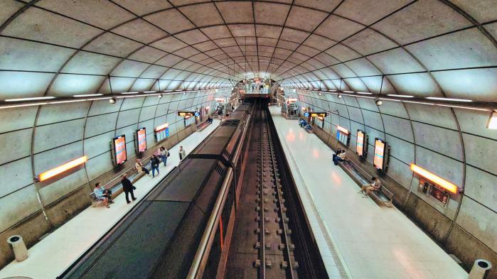 노먼 포스터가 설계한 빌바오 지하철역은 곡선형 콘크리트 터널로 이어지는 유기적 흐름을 보여 주며 넓고 개방적인 공간감을 자랑한다.