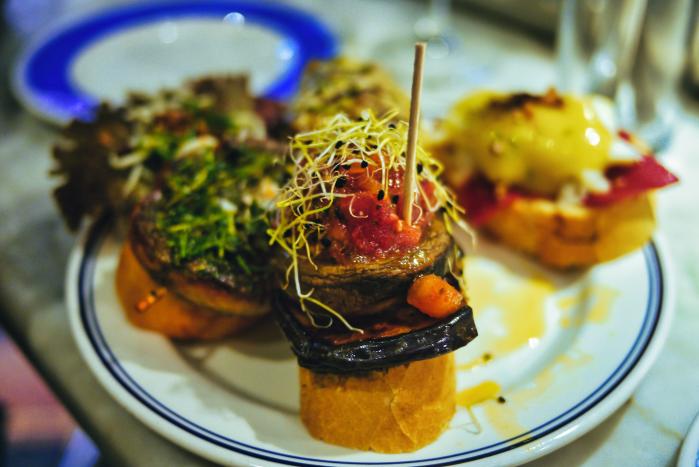 빵 위에 다양한 재료를 올리고 꼬챙이로 꽂아 고정하는 바스크 음식 ‘핀초스’.