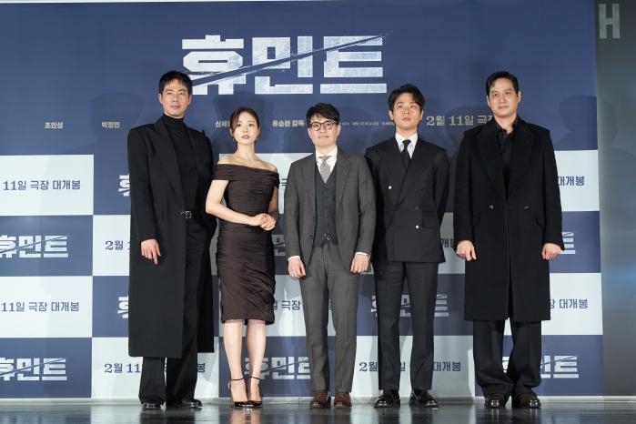 4일 서울 CGV 용산아이파크몰에서 열린 영화 ‘휴민트’ 언론시사회 및 기자간담회에서 감독과 출연 배우들이 포즈를 취하고 있다. 왼쪽부터 배우 조인성·신세경, 류승완 감독, 배우 박정민·박해준. 사진=뉴