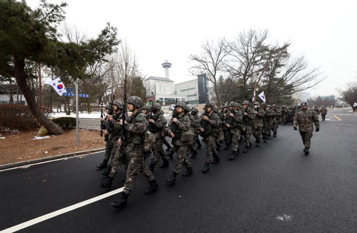 화랑기초훈련을 받고 있는 육군사관학교 예비생도들이 4일 기초훈련 파견생도 인솔 아래 힘차게 군가를 제창하며 이동하고 있다.