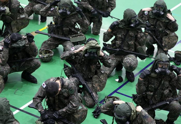 예비생도들이 방독면 착용 실습을 하고 있다.