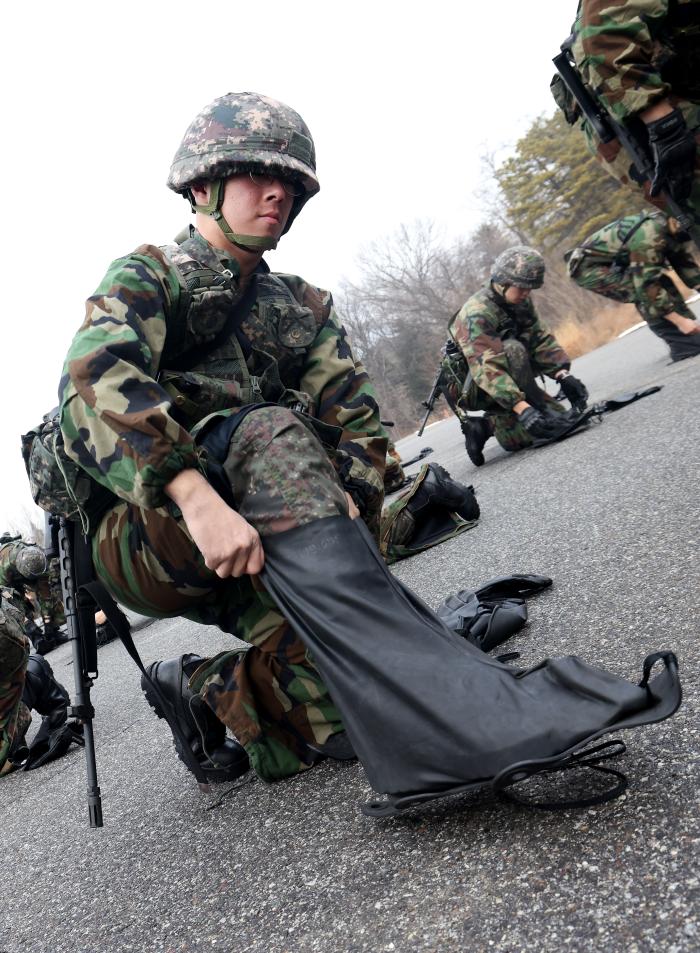 임무형 보호태세 발령에 따라 전투화 덮개를 착용하는 예비생도들.
