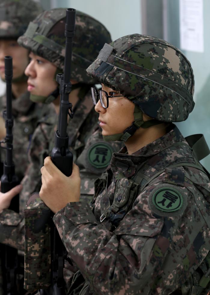 다음 교육훈련을 받기 위해 대기 중인 예비생도들.