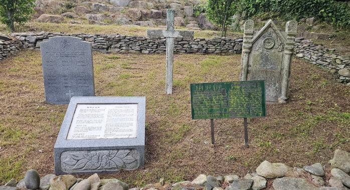거문도 역사공원에 자리잡은 영국군 묘지.