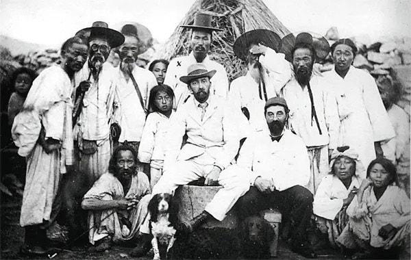 1886년경 거문도에 주둔한 영국군과 주민들. 출처=여수시