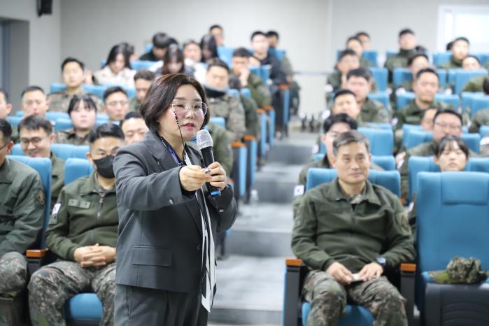 육군1기갑여단이 4일 개최한 ‘26-1차 전격아카데미’에서 오수향 SHO대화심리연구소 소장이 강연하고 있다. 사진 제공=김병찬 중위