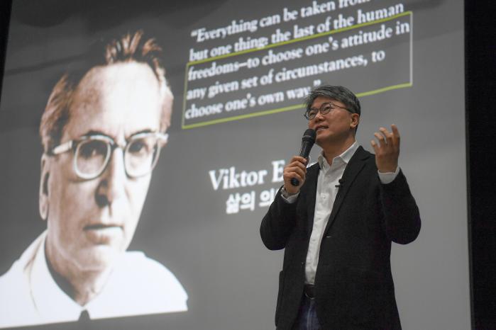 5일 해군 진해기지 충무복지관에서 열린 ‘2026-1차 찾아가는 생명존중 토크콘서트’에서 황준철 박사가 강연하고 있다. 사진 제공=권혜연 중사(진)