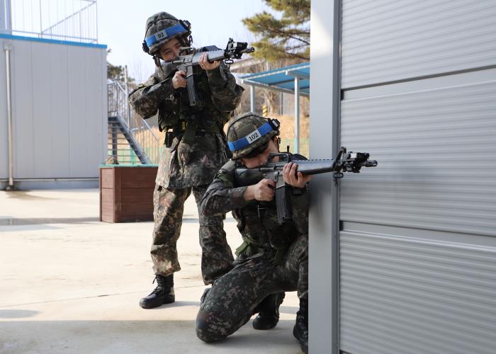 전북 정읍시 예비군훈련대에서 학생들이 마일즈 장비를 활용해 시가지 전투를 체험하고 있다. 부대 제공