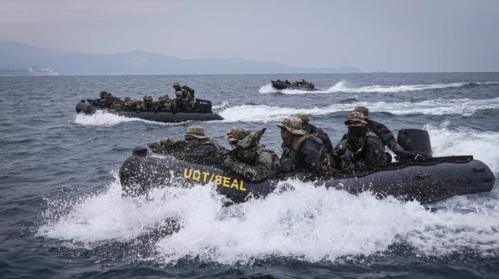 2026년 혹한기 훈련에 참가한 해군 특전요원(UDT/SEAL)들이 4일 동해안 일대에서 고무보트 장거리 항해 훈련을 하고 있다. 해군 제공