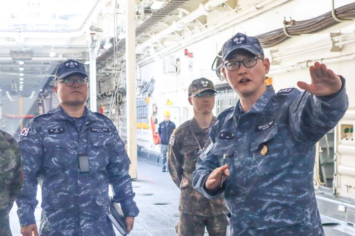 김성(맨 앞) 성인봉함장이 4일 진행된 함장 점검안 중 함정 전반을 설명하고 있다. 부대 제공